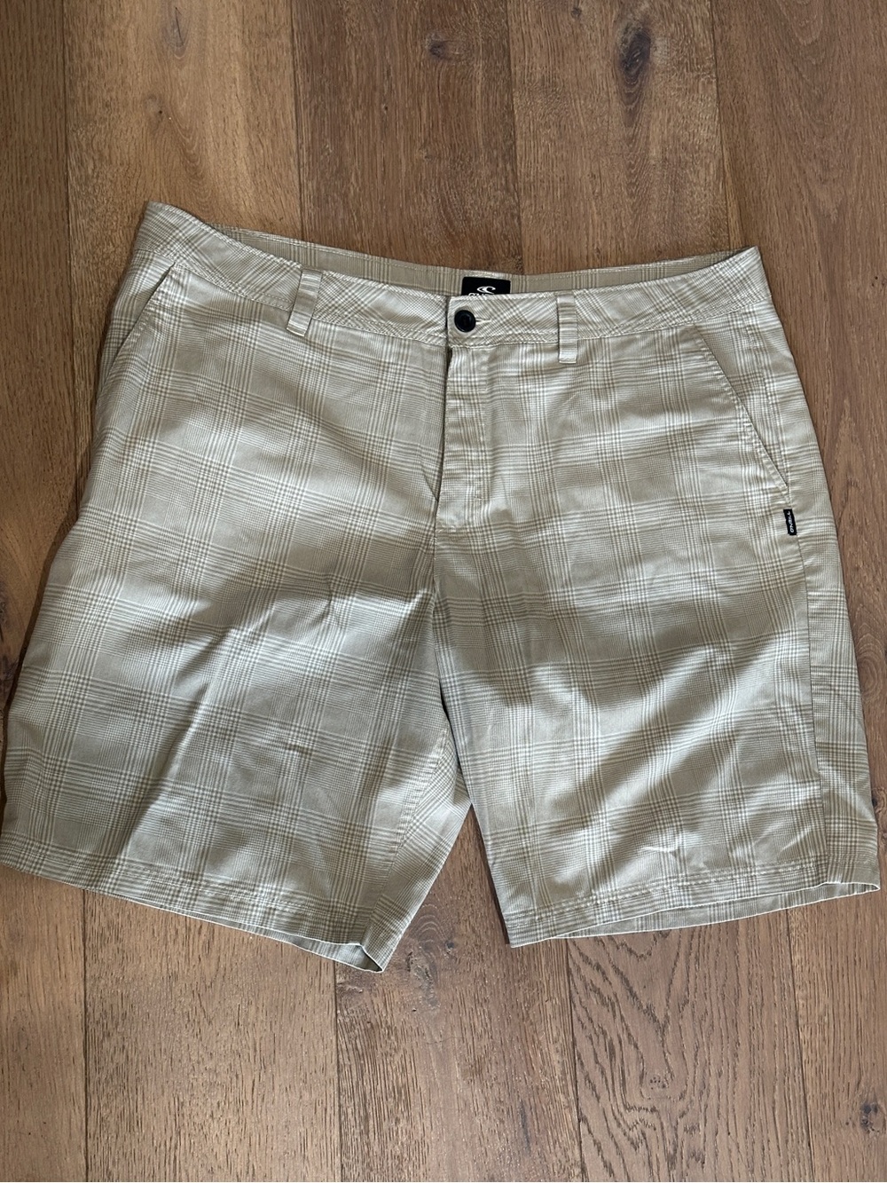 O'Neill Men's Plaid Flat Front Shorts in Light Khaki